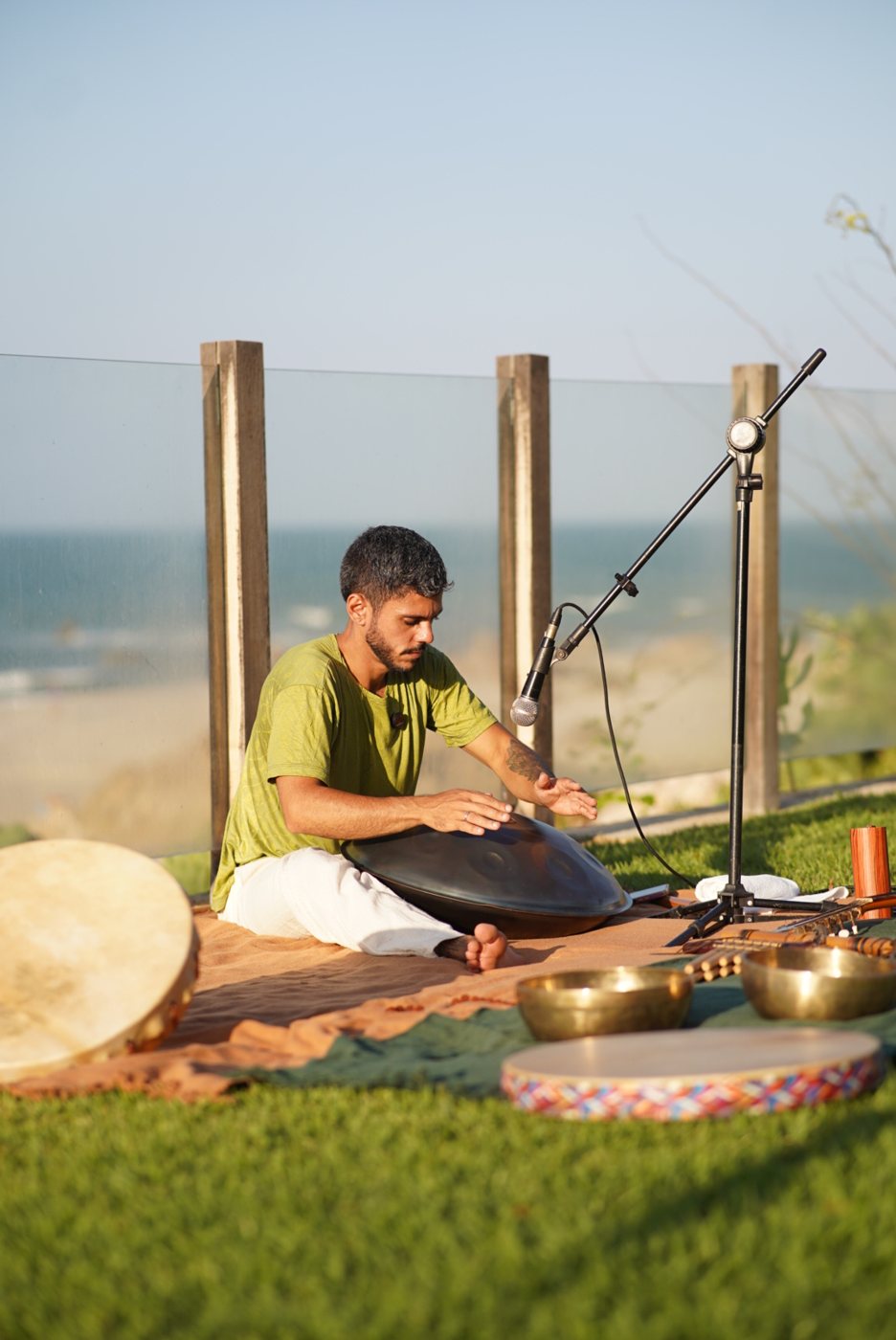 Vivência com handpan e taças ao entardecer