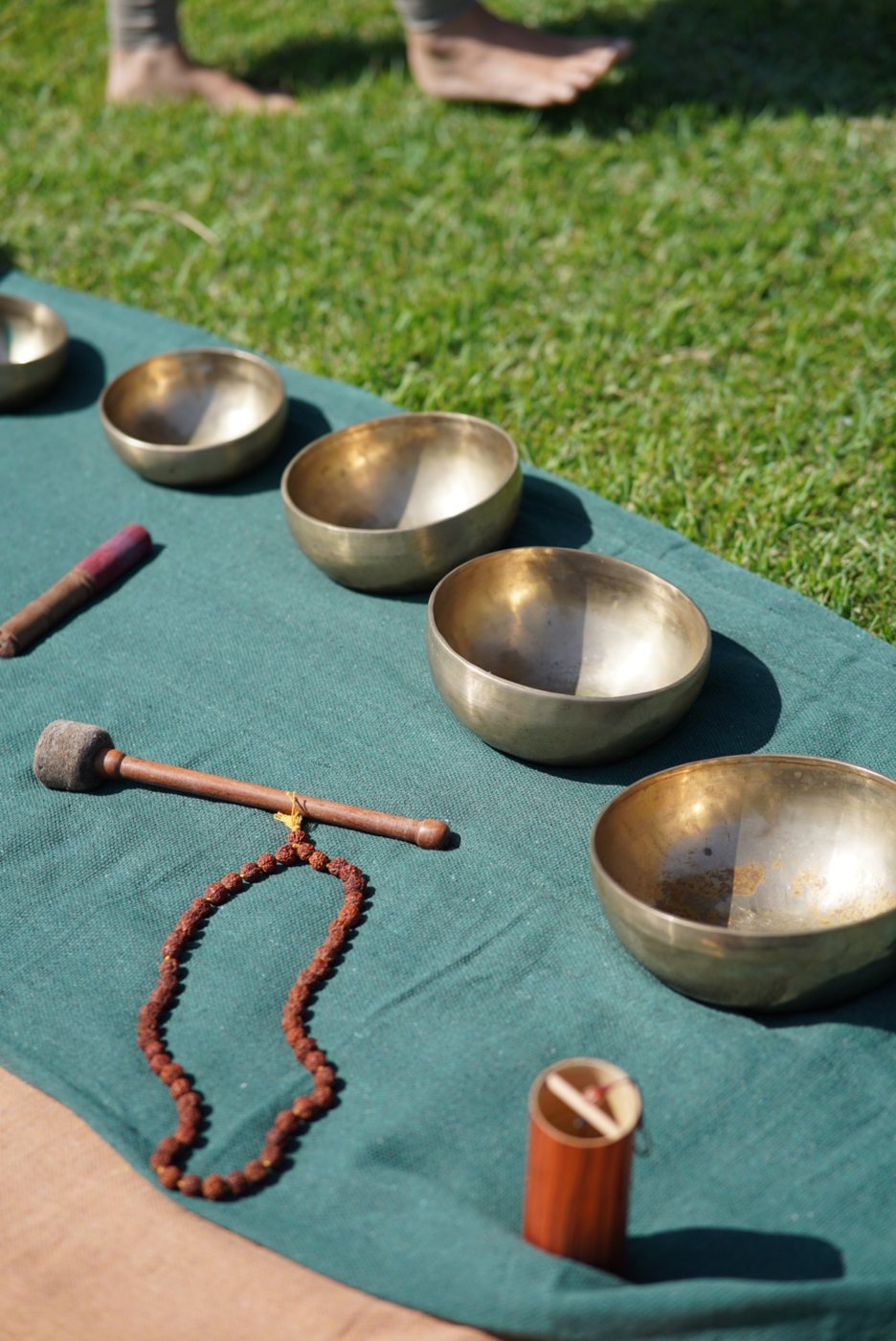 Taças tibetanas preparadas para a meditação sonora