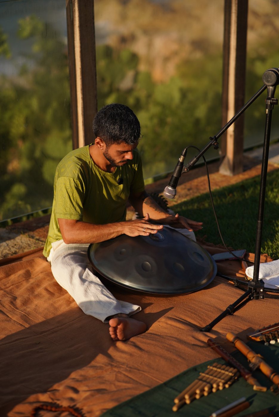 Facilitador tocando handpan em vivência de meditação sonora
